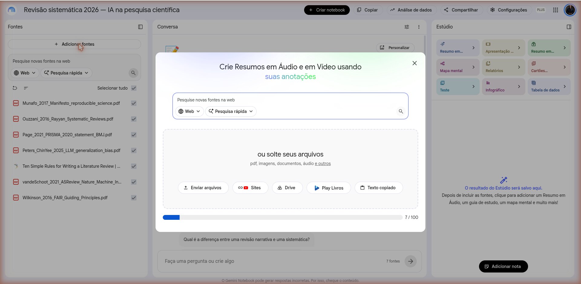 Diálogo Adicionar fontes com a caixa de pesquisa na web, a área para soltar arquivos e os botões Enviar arquivos, Sites, Drive, Play Livros e Texto copiado
